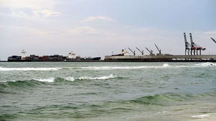 Container_ships_at_Lome_port