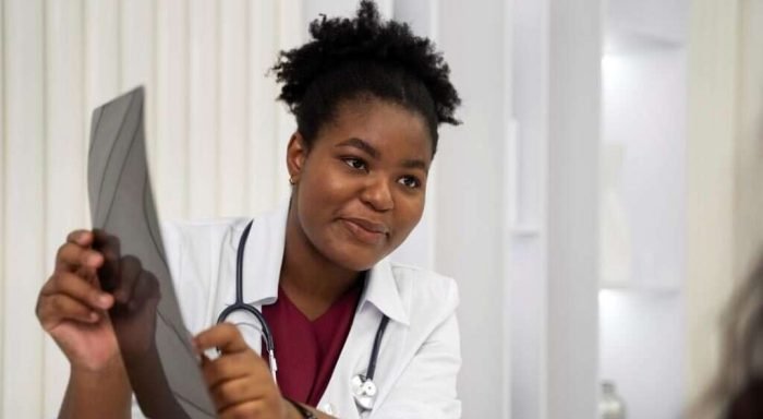 medium-shot-doctor-holding-radiography